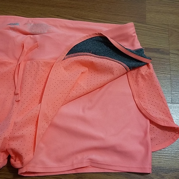 Athletic shorts - Picture 2 of 3